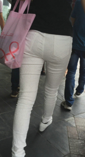 街拍白裤小妹身材好