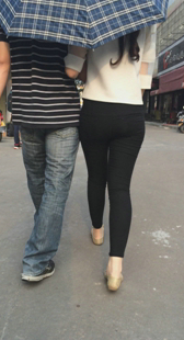 街拍细腰宽臀打底裤少妇