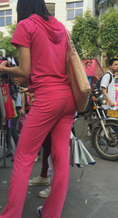 性感红裤长腿少妇