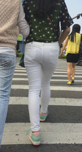 超紧包臀白裤少妇