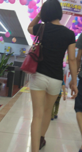 跟拍超市紧身热裤少妇