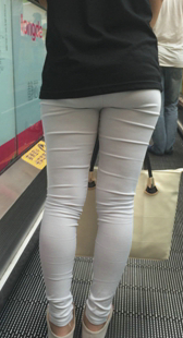 电梯包臀白裤少妇