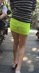 街拍超短裙美腿紧身少妇