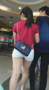 长腿白紧热裤少妇