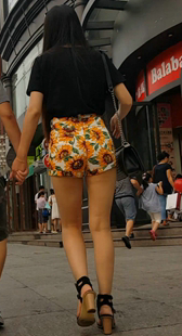 大长腿黄色花热裤饱满圆润翘臀美女