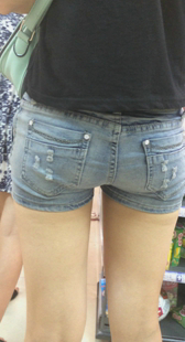 超市性感牛仔热裤少妇