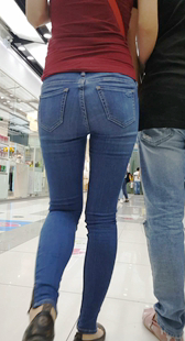 商场跟拍蓝色紧身牛仔裤少妇极品细腰圆润翘臀