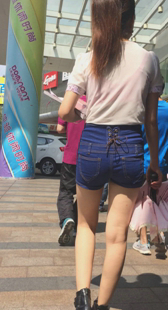 超紧牛仔热裤少妇