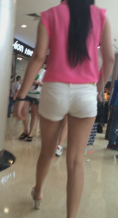 商场长腿热裤少妇