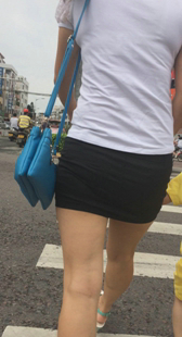 街拍短裙小少妇