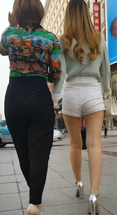 街拍白色牛仔短裤金发美眉高跟白腿极品圆润翘臀