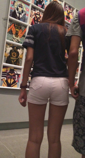 跟拍包臀热裤小妹