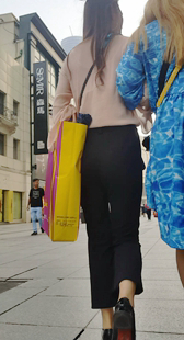 街拍黑色休闲紧裤长腿好身材少妇极品圆润翘臀