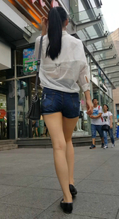 紧身牛仔短裤紧臀长腿妹