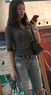 商场破洞牛仔裤美女