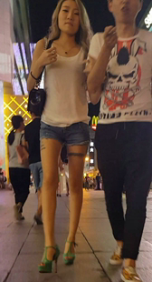 和男友逛街的高跟极品纤细长腿金发美女模特