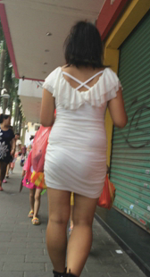 紧身白裙少妇身材变形