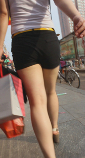 长腿热裤少妇身材好