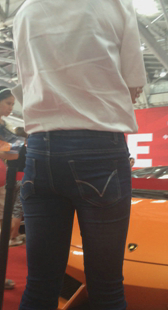 车展包臀紧牛小妹