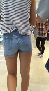 商场牛仔短裤深沟少妇