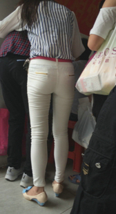 圆臀白紧裤少妇