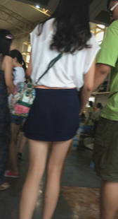 长腿黑色超短裙少妇