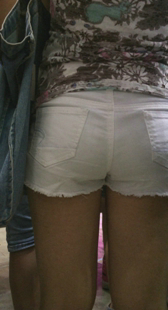 超紧白色热裤宽臀