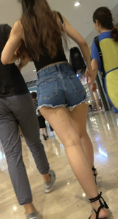 商场高跟牛仔包臀短裤少妇