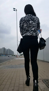 紧身黑色牛仔裤美女饱满圆润翘臀