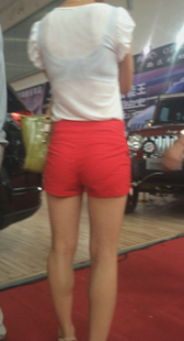 红色热裤小少妇