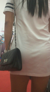 贴身白色短裙少妇