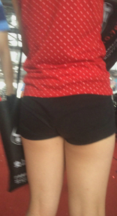 紧身黑色热裤包臀