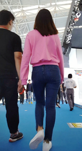 展会紧身牛仔小情侣