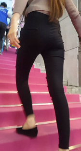 展会紧身黑裤长发美女