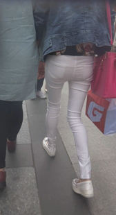 细腿白紧布裤少女
