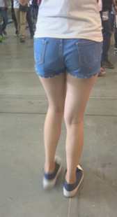 紧身翘臀热裤少妇