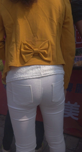 大屁股包臀紧身白布裤少妇