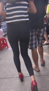 街拍大屁股打底黑裤少妇