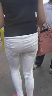 街拍白紧布裤少妇