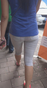 超紧白裤红内痕少妇