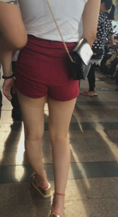 大屁股包臀小少妇