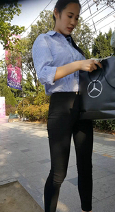 紧身黑裤美女等车