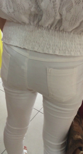 商场重口味包臀白裤少妇