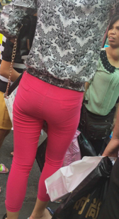 商场红紧包臀布裤少妇