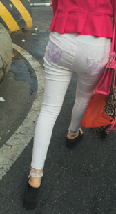 圆臀白布裤少妇