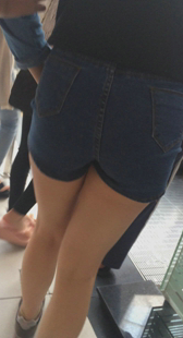 商场丰臀紧牛少妇