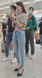 细高跟蓝牛紧臀美女