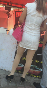 街拍肉丝白裙小少妇