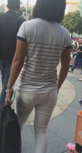 街拍白裤包臀红内痕