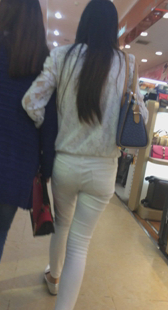 商场白紧布裤少妇